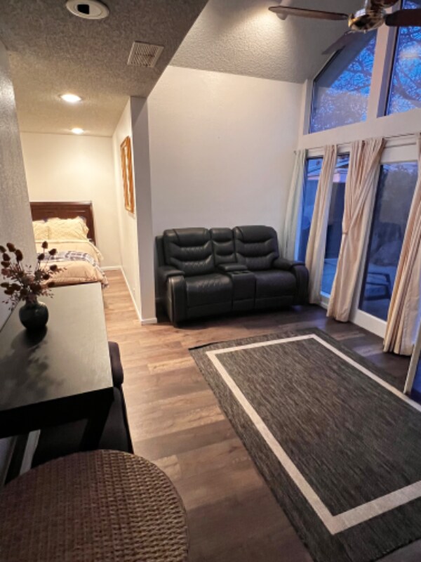 Foto del edificio - 102 W Berry Dr