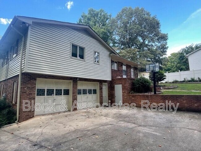 Building Photo - 846 Honeysuckle Rd