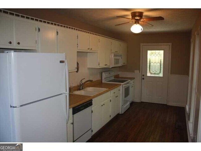 Building Photo - 3836 Clubhouse Dr