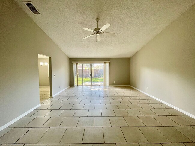 Building Photo - Cute 2/2 Townhouse in Great Winter Park Lo...