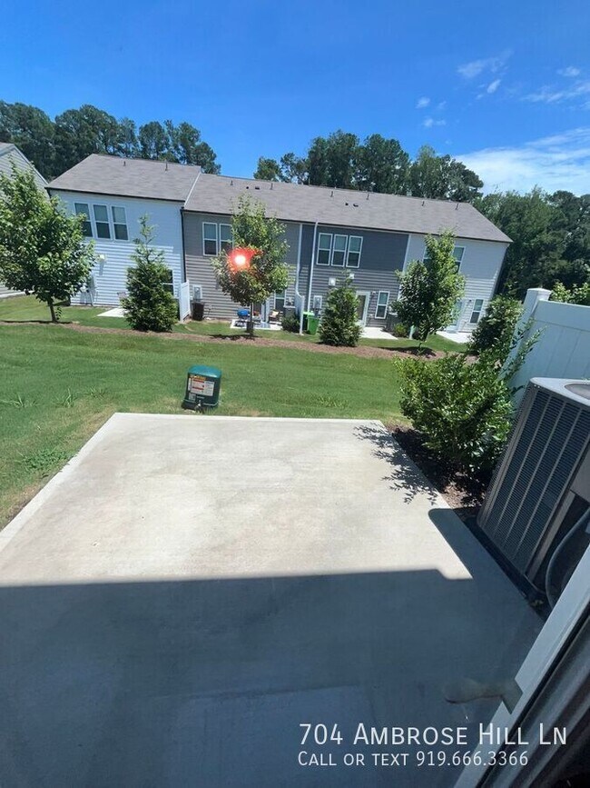 Foto del edificio - 704 Ambrose Hl Ln