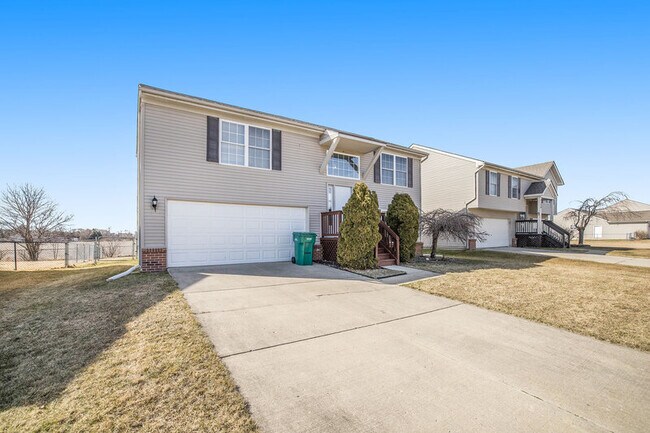 Building Photo - 7366 Maplelawn Dr
