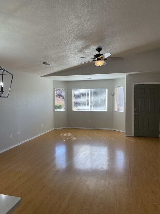 Building Photo - 7312 Villa Clavel NE