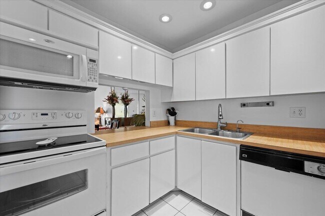 Foto del edificio - 455 Golden River Dr