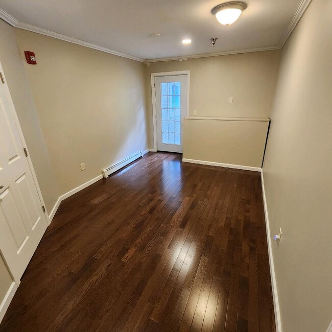 Den - 630 Curran Rd