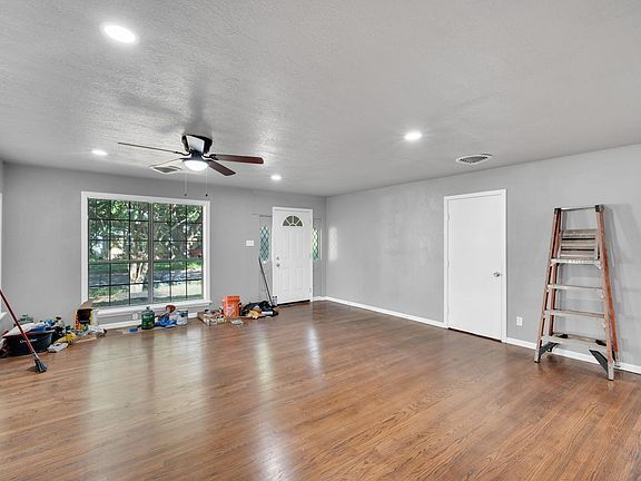 Building Photo - Move-in ready four-bedroom