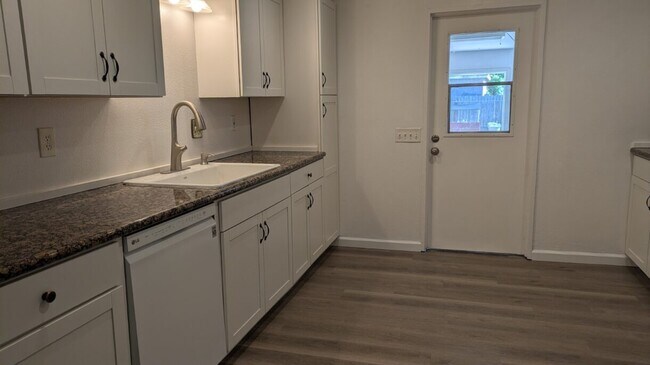 Foto del edificio - 4665 W Hedges Ave