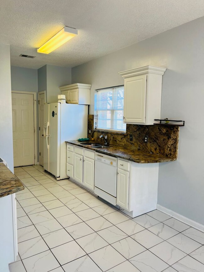 Foto del edificio - 3/2 Available Now