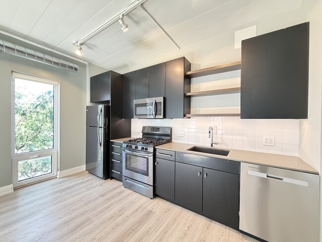 Building Photo - 941 W Belmont Ave