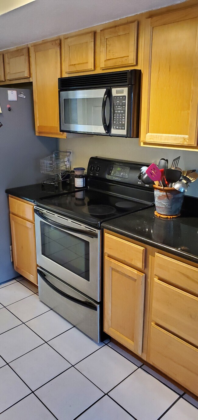 Building Photo - 8718 Bay Ct