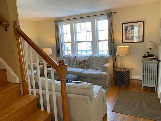 Foto del edificio - Beautiful 2 Bedroom 1 Bathroom End Unit, B...