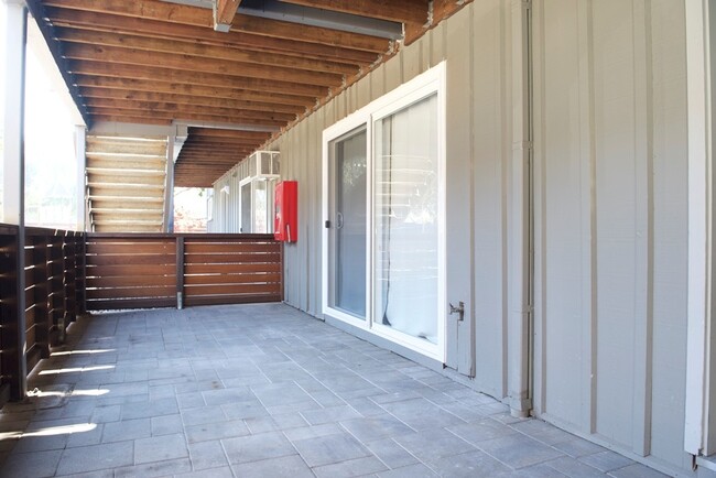 Building Photo - 550 North Fair Oaks Avenue, Unit 4