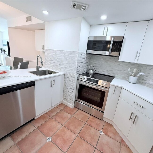 Building Photo - 5880 Collins Ave