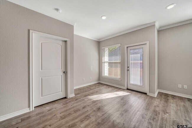 Foto del edificio - 5905 Eagles Nest Blvd