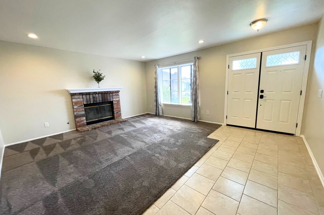 Building Photo - 4 Bed/2 Bath | Plus Office/Den | Single St...