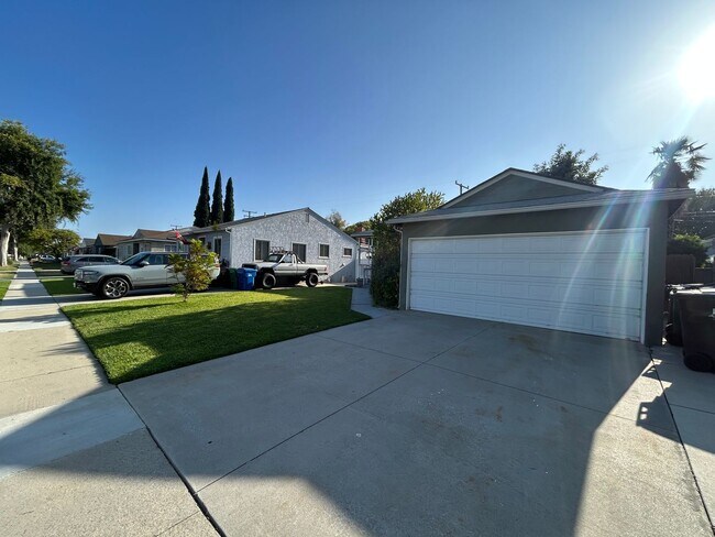 Foto del edificio - Beautiful Home with Solar, Central A/C, Private Yard & Garage
