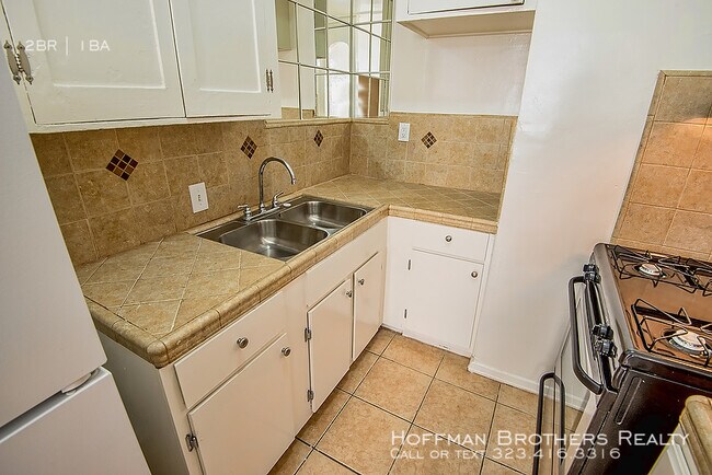 Building Photo - 7733 Oakwood Ave #07Los Angeles, CA 90036