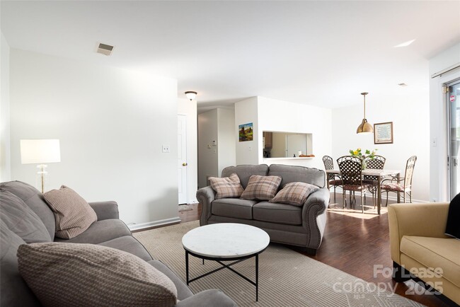 Foto del edificio - 5003 Sharon Rd