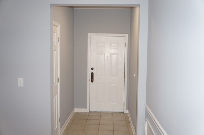 Building Photo - Rare 2 bed 2 bath condo located in The Tuscany