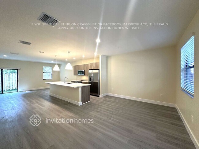 Foto del edificio - 10437 NW 82nd St