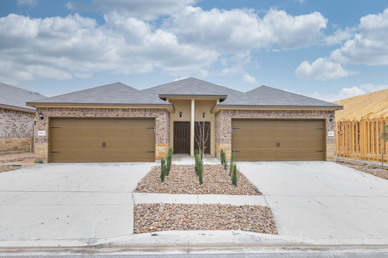 Foto principal - GORGEOUS 3 BEDROOM DUPLEX LOCATED IN CONVE...