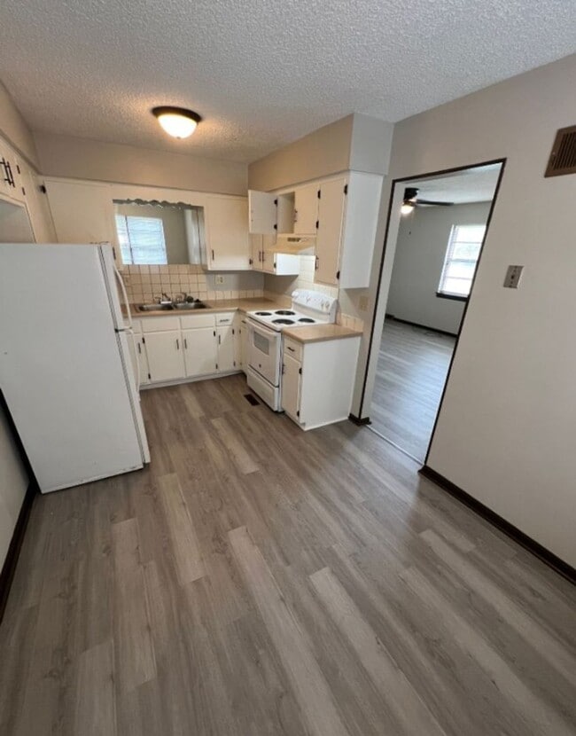 Building Photo - Spacious 2 Bedroom Duplex with Garage and ...