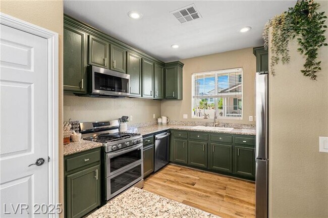 Building Photo - 3 BEDROOM HOME IN GATED COMMUNITY!