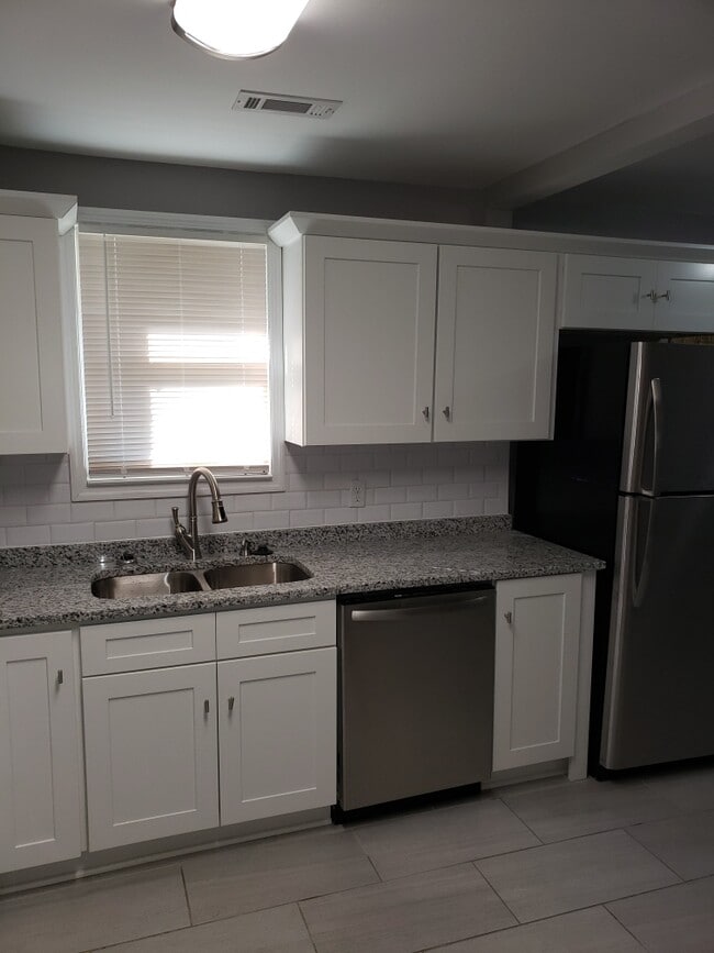 Kitchen with sink - 58 Green St