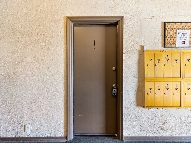 Foto del edificio - 1324 N Peterson Ave