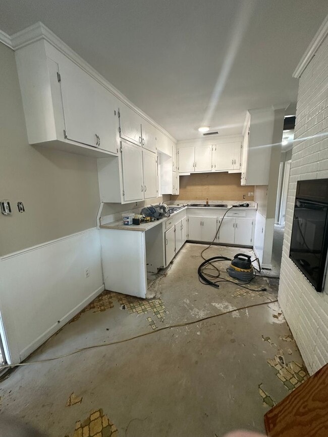 Foto del edificio - 3 Bed/2 Bath Home- Under Renovations