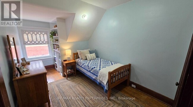 Photo du bâtiment - 142 Emerald St S