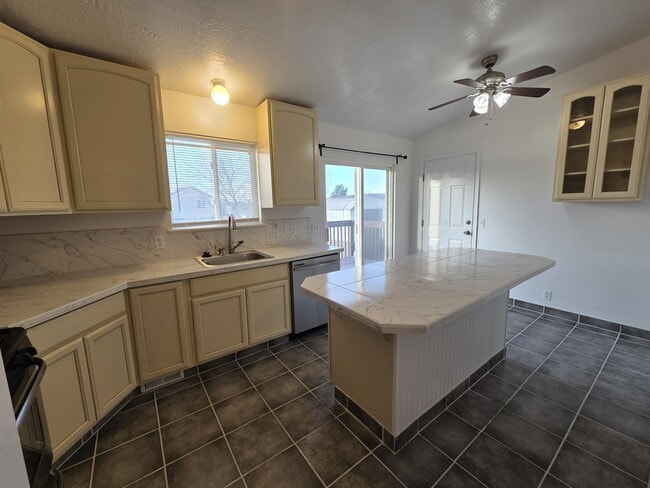 Building Photo - 1122 Southwest Dr