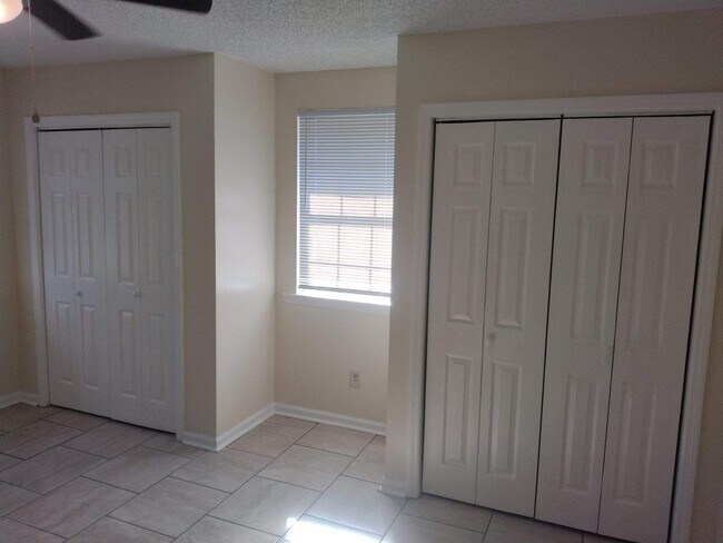 Masterbed 1 Room - 701 N Maple St