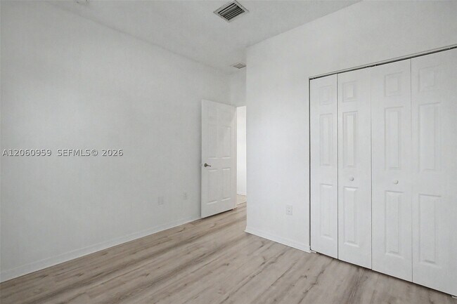 Foto del edificio - 975 NE 42nd Ave