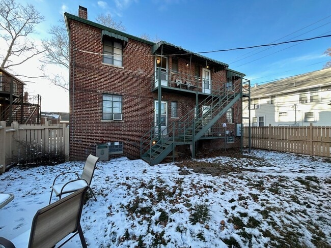 Building Photo - Chic 1-Bed Retreat near Westgate Park: Ren...