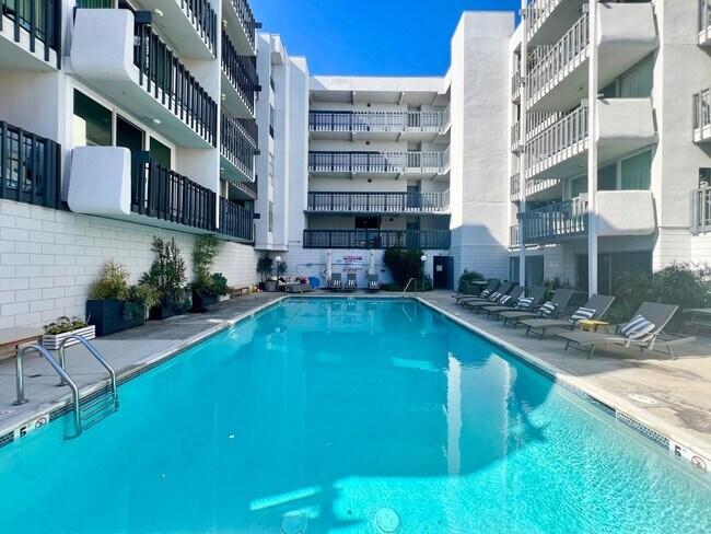 Foto del edificio - 2 Bed / 2 Bath Condo with Panoramic Ocean ...