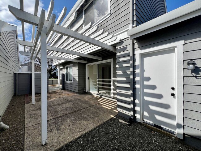 Building Photo - 2 Bed/2.5 Bath Home with Pool Access!