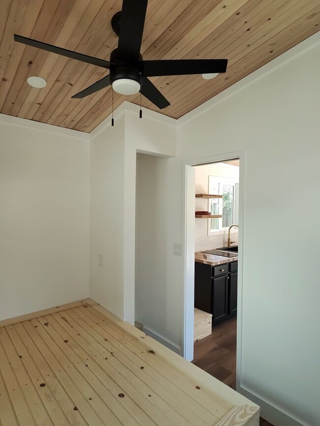 Building Photo - 400 Sixth St