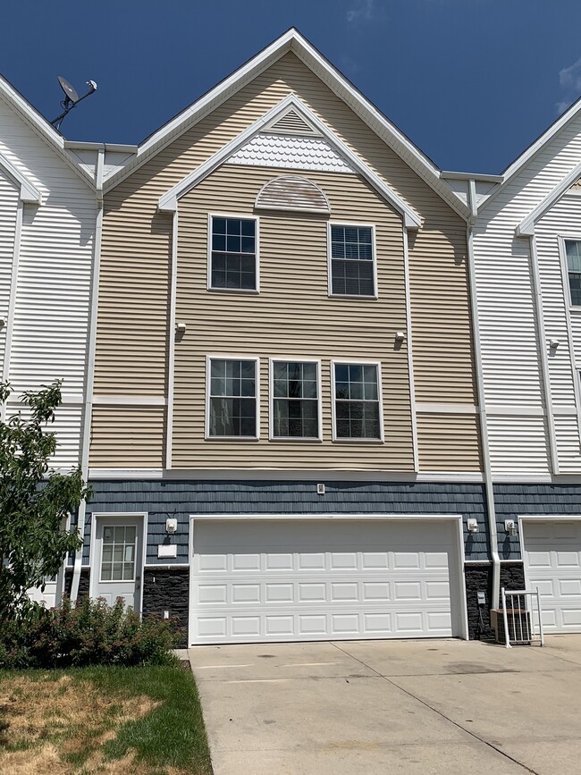 Building Photo - 1145 SE Village View Ln
