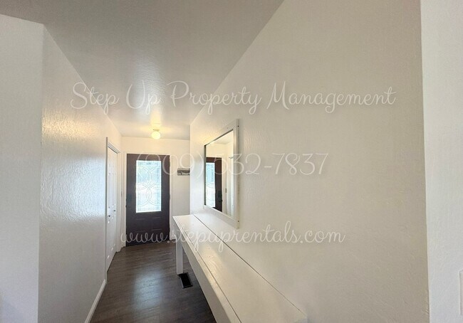 Foto del edificio - Cozy 3-Bedroom 2-Bath Retreat Nestled in the Trees!