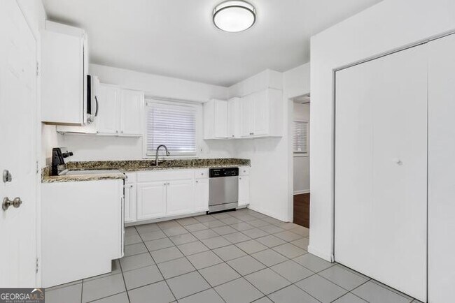 Foto del edificio - 2748 Bonnybrook Dr SW