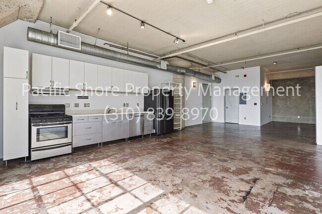 Foto del edificio - Large Loft with Modern Finishes at Historic Toy Factory Lofts!