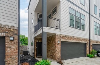 Building Photo - 756 W Donovan St