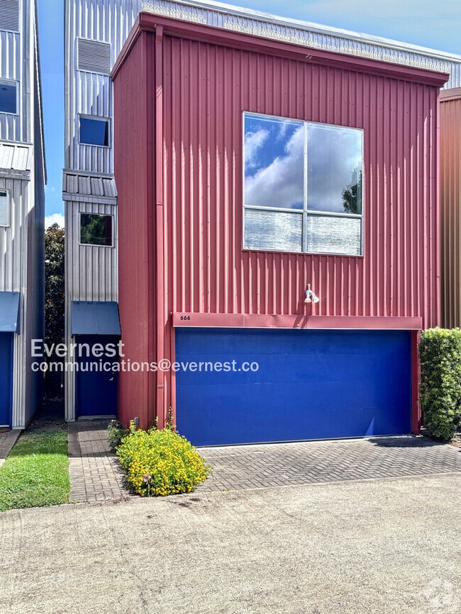 Building Photo - 666 Lester St