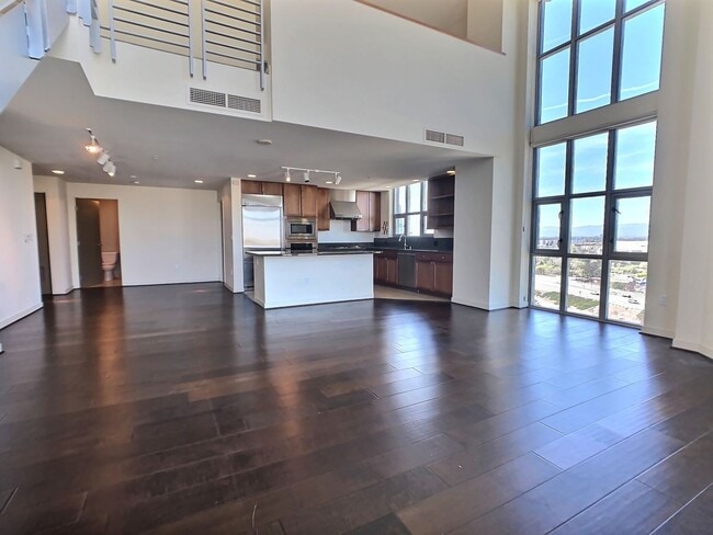 Building Photo - Fantastic 2 Bed/2Bath Penthouse with Panor...