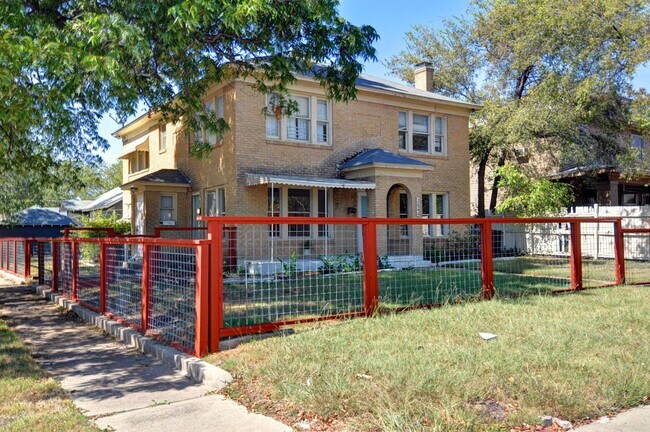 Foto del edificio - Near Southside Downstairs Duplex