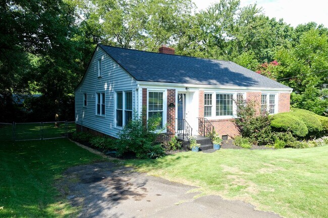 Building Photo - 3 bedroom, 1.5 bath house with fenced back...