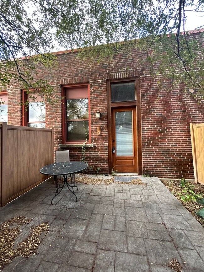 Foto del edificio - 1 Bed Apartment in Highland Park