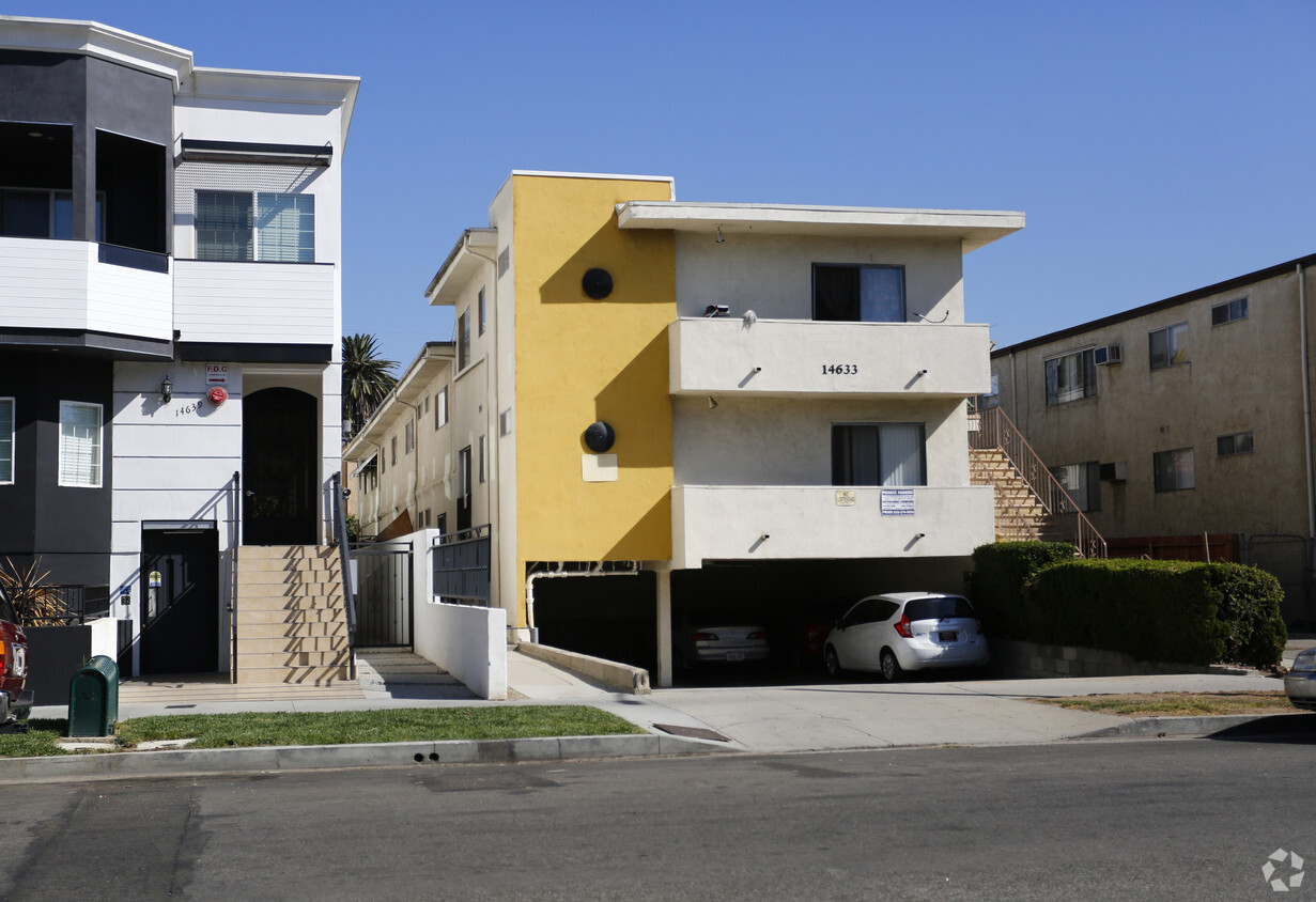 Building - 14633 Sylvan St