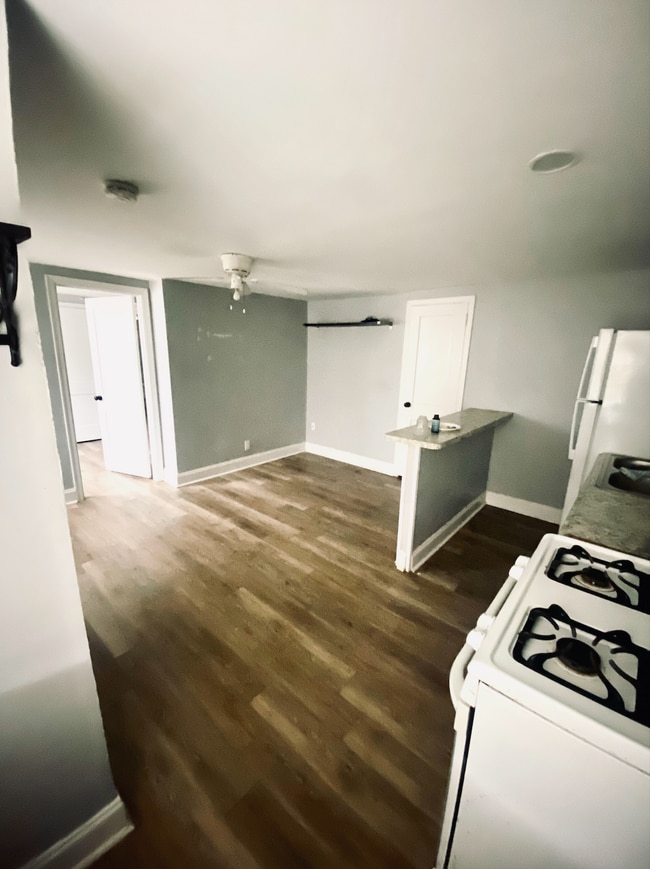 Sala de estar / Cocina - 7901 Provident St